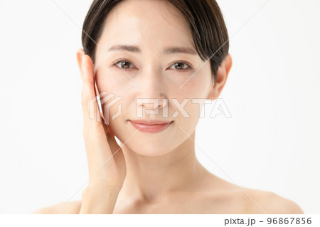 スキンケア　女性　白バック 96867856