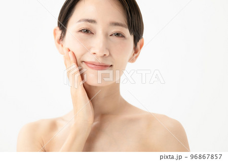 スキンケア 女性 白バック スキンケア 女性 白バック 96867857