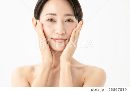 スキンケア　女性　白バック 96867859