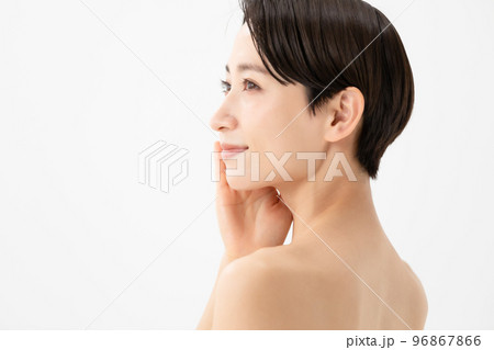 スキンケア　女性　白バック 96867866