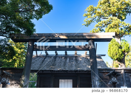 伊勢神宮外宮　豊受⼤神宮清静な正宮 96868170