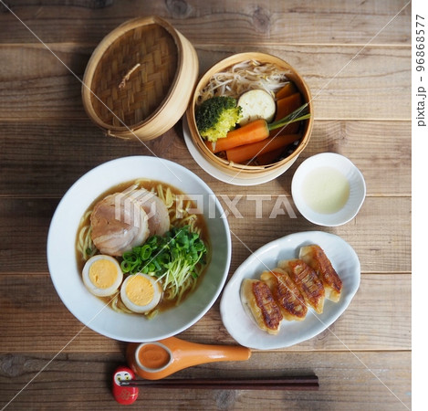 豚骨醤油ラーメンに焼き餃子セット 96868577