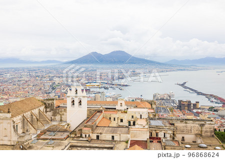 イタリア、ナポリ、ヴェスヴィオ火山とナポリ湾の風景 96868624