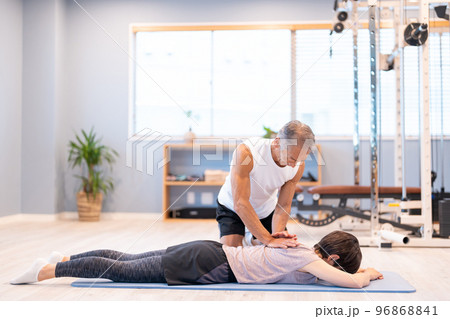 パーソナルジム　ミドルの女性 96868841