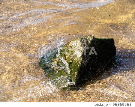 穏やかな海岸。 96869263