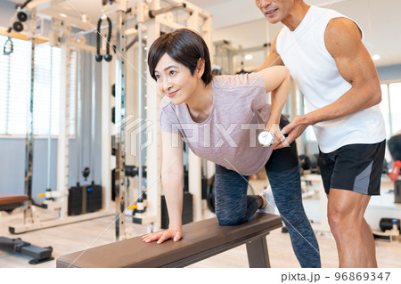 パーソナルジム　ミドルの女性 96869347