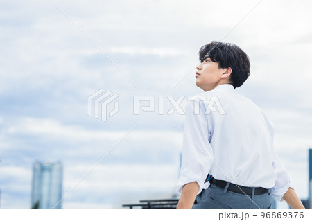 男性　屋上　ポートレート　撮影協力：WEEK芝大門(サンフロンティア不動産) 96869376