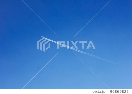 青空に飛行機 96869822