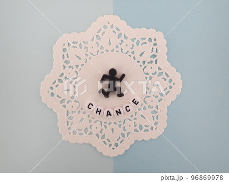 レースペーパーの上に走るポーズのシルエットとチャンスの単語	 96869978