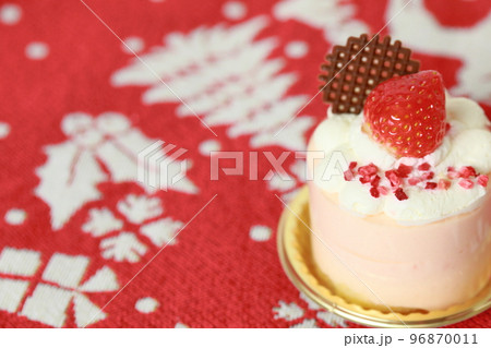 ケーキ　イチゴのケーキ　クリスマスの雰囲気 96870011