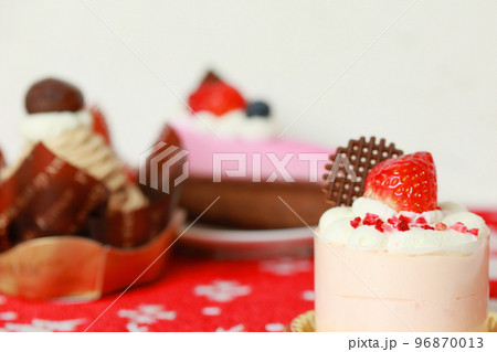 ケーキ イチゴのケーキ クリスマスの雰囲気 ケーキ イチゴのケーキ クリスマスの雰囲気 96870013