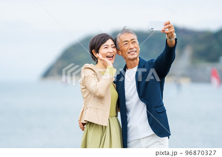 スマホで自撮りするシニアカップル スマホで自撮りするシニアカップル 96870327