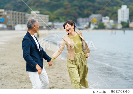 シニアカップル 旅行 セカンドライフ シニアカップル 旅行 セカンドライフ 96870340