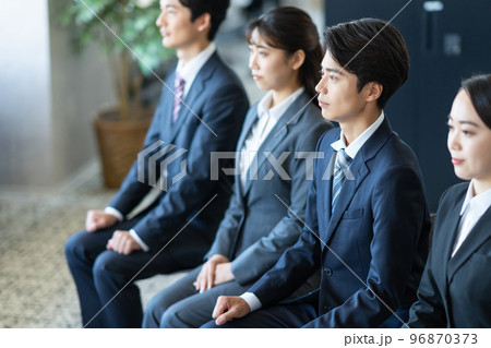 面接　就職活動　大学生 96870373