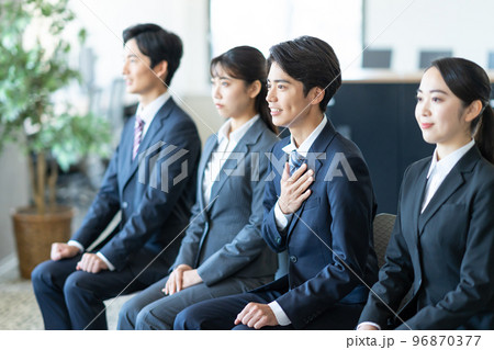 面接　就職活動　大学生 96870377