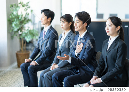 面接　就職活動　大学生 96870380