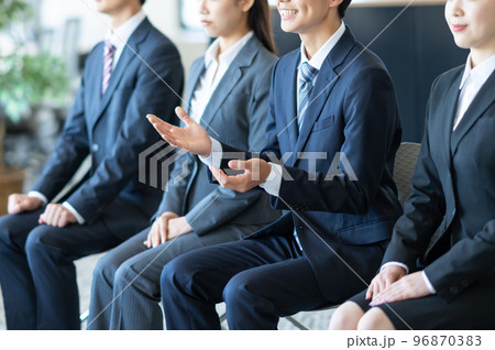 面接　就職活動　大学生 96870383