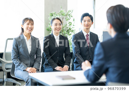 面接　就職活動　大学生 96870399