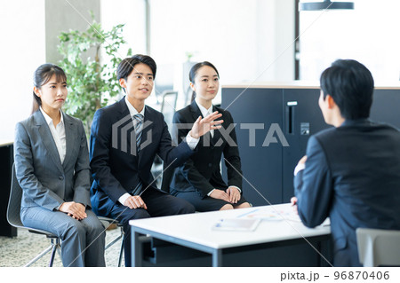 面接　就職活動　大学生 96870406