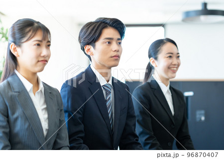 面接　就職活動　大学生 96870407