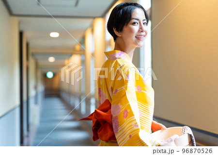 温泉　浴衣　旅館 96870526