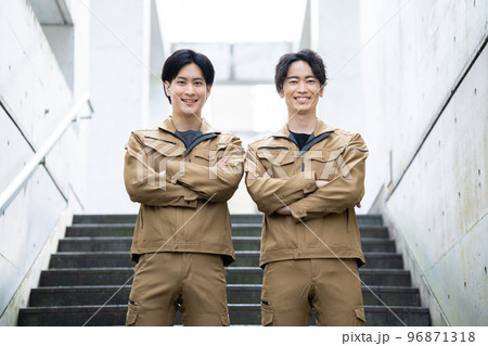 作業服で腕を組むゼネコンの男性 96871318