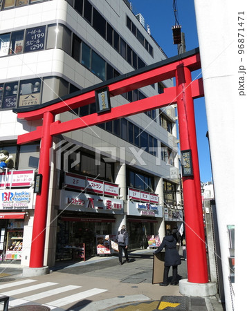 鎌倉市の小町通り(鎌倉駅東口側の入口) 鎌倉市の小町通り(鎌倉駅東口側の入口) 96871471