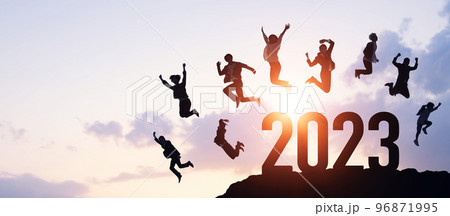 ジャンプする人々　2023年イメージ　ビジネス向け年賀状素材 96871995
