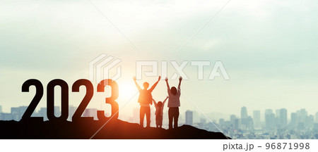 頂上でバンザイする親子 2023年イメージ 年賀状素材 頂上でバンザイする親子 2023年イメージ 年賀状素材 96871998