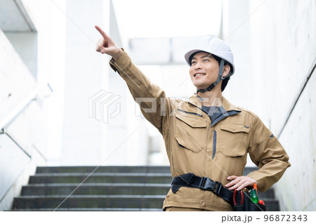 作業服で指差しをする男性 作業服で指差しをする男性 96872343