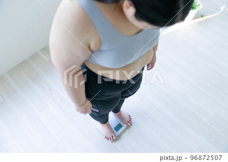 体重計に乗った女性 体重計に乗った女性 96872507
