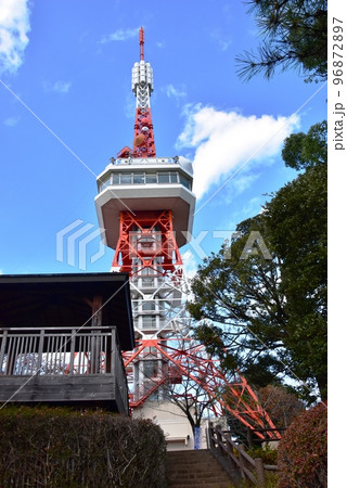 宇都宮市　八幡山公園の宇都宮タワー（展望塔）と青空 96872897