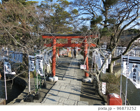 鶴岡八幡宮の源氏池にある旗上弁財天社 96873252