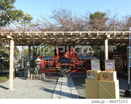 鶴岡八幡宮の源氏池にある旗上弁財天社 96873253