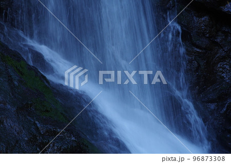 流れ落ちる滝の水 96873308