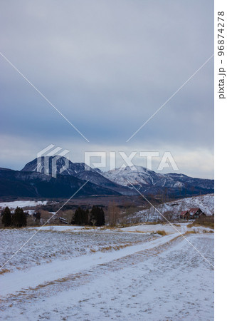 九重の山と雪景色(大分県九重町) 九重の山と雪景色(大分県九重町) 96874278