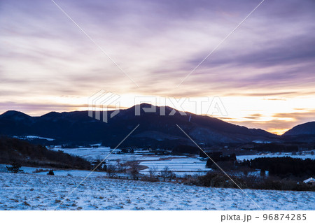 九重の山と朝焼けと雪景色（大分県九重町） 96874285