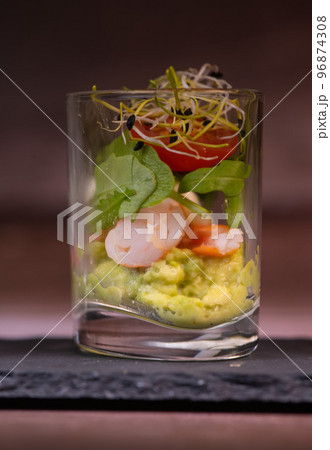 Avocado shrimp arugula mayonaise, espelette pepper and lemon, leek sprouts recipe Avocado shrimp arugula mayonaise, espelette pepper and lemon, leek sprouts recipe 96874308