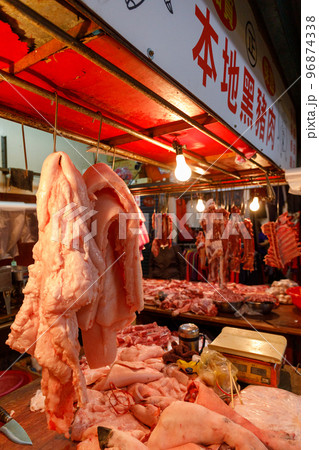 台湾の市場の肉屋 96874338