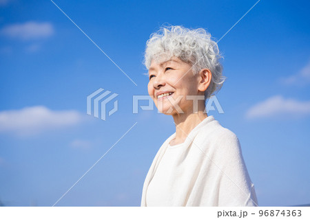 未来を見つめるシニアの女性 96874363