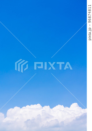 背景素材　青空と白い雲 96874811