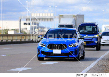 街中を走るスポーツカー　イメージ 96875488