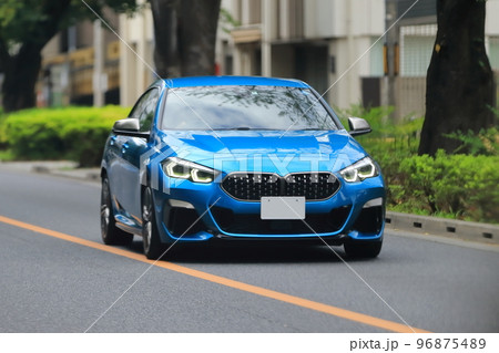 街中を走るスポーツカー イメージ 街中を走るスポーツカー イメージ 96875489