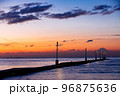 夕暮れの海と木造の原岡桟橋と富士山 96875636