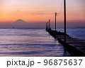 夕暮れの海と木造の原岡桟橋と富士山のシルエット 96875637
