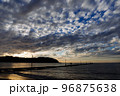 秋の鱗雲と夕日と海と原岡桟橋 96875638