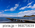青空と雲と木造の原岡桟橋 96875639