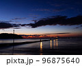 夕暮れの海と木造の原岡桟橋と富士山 96875640