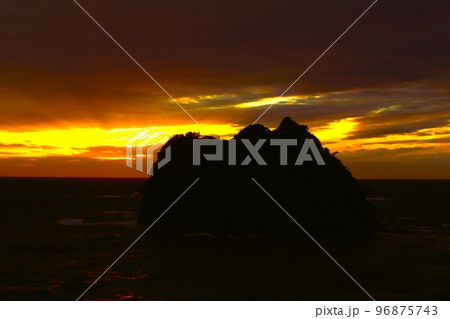 温泉街からの夕陽 96875743