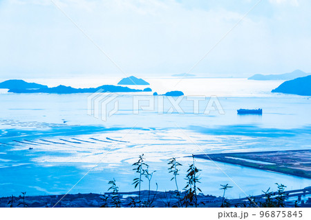 広島湾の島しょ部風景です。瀬戸内海の島々がシルエットになっています。大奈佐美島、絵の島等が見えます。 広島湾の島しょ部風景です。瀬戸内海の島々がシルエットになっています。大奈佐美島、絵の島等が見えます。 96875845